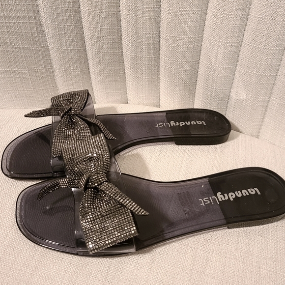 LAUNDRY List - chrome colored sandal with bow - Picture 3 of 3